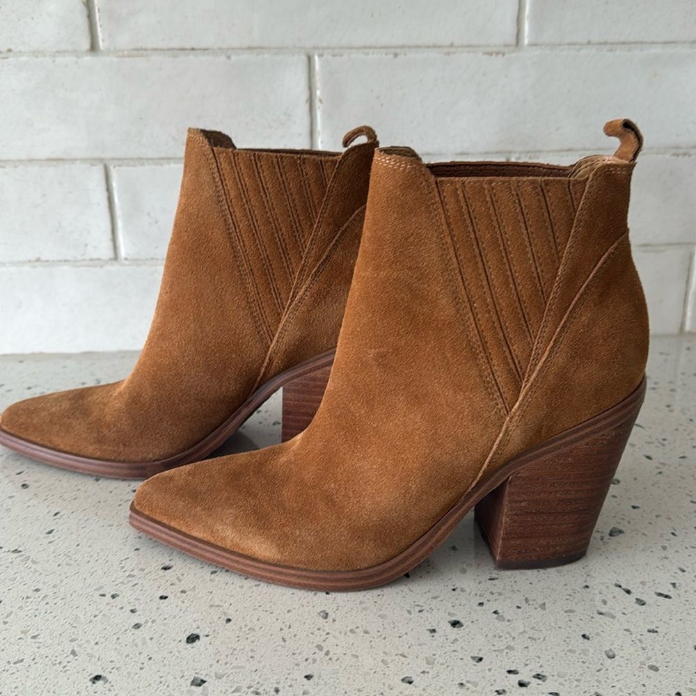 MARC FISHER GADRI Tan Suede Leather Ankle Booties Pointed Toe Pull On Size 7.5M